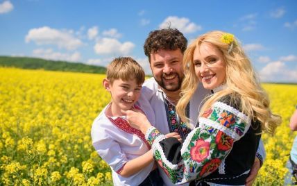 Ірина Федишин зачарувала сімейною фотосесією у вишиванках