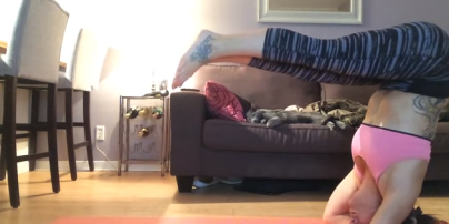Пользователи Сети смеются над видео, в котором женщина до полусмерти перепугала кошек своей йогой
