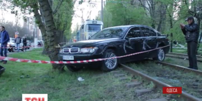 В Одесі п'яна жінка за кермом елітного BMW розтрощила три авто, постраждали діти
