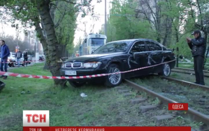 В Одесі п'яна жінка за кермом елітного BMW розтрощила три авто, постраждали діти