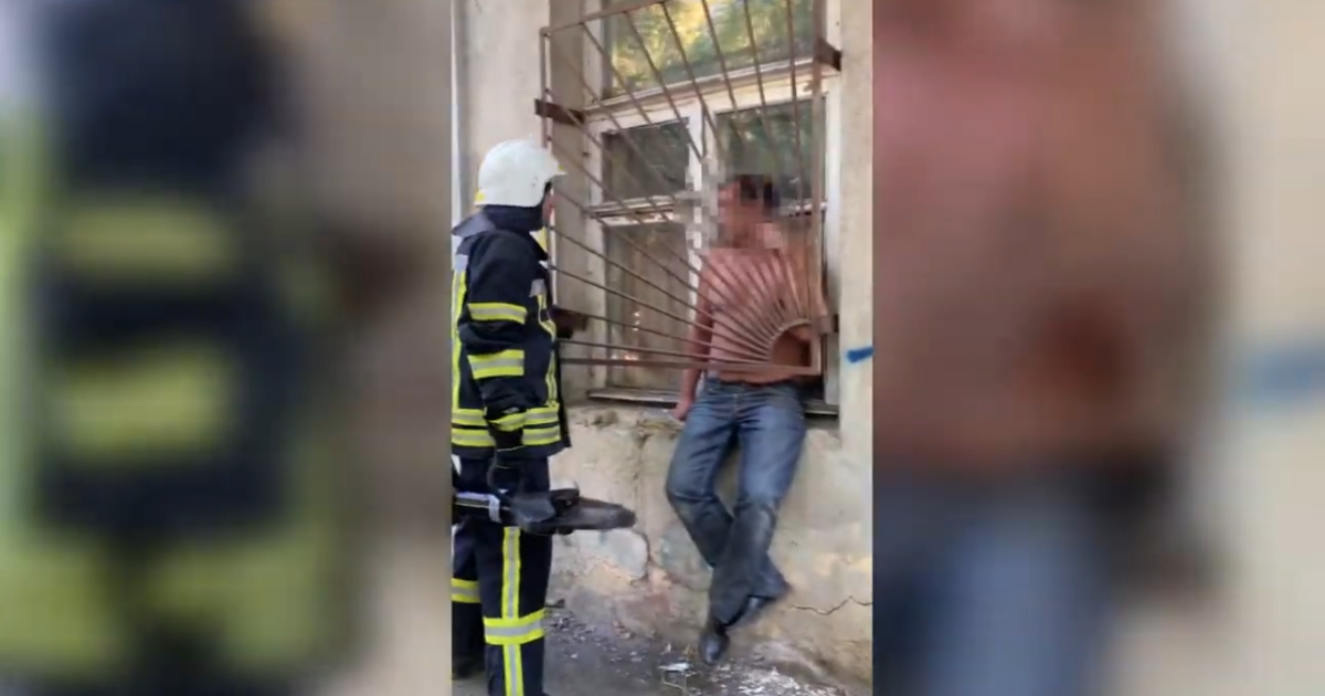 В николаеве мужчина застрял в решетке окна — новости николаева — дснс николаева