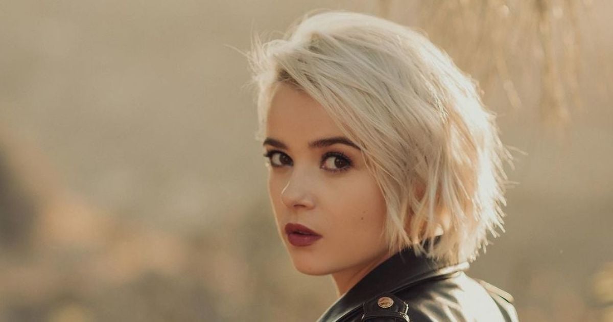 Аяқтары жайылған әйел