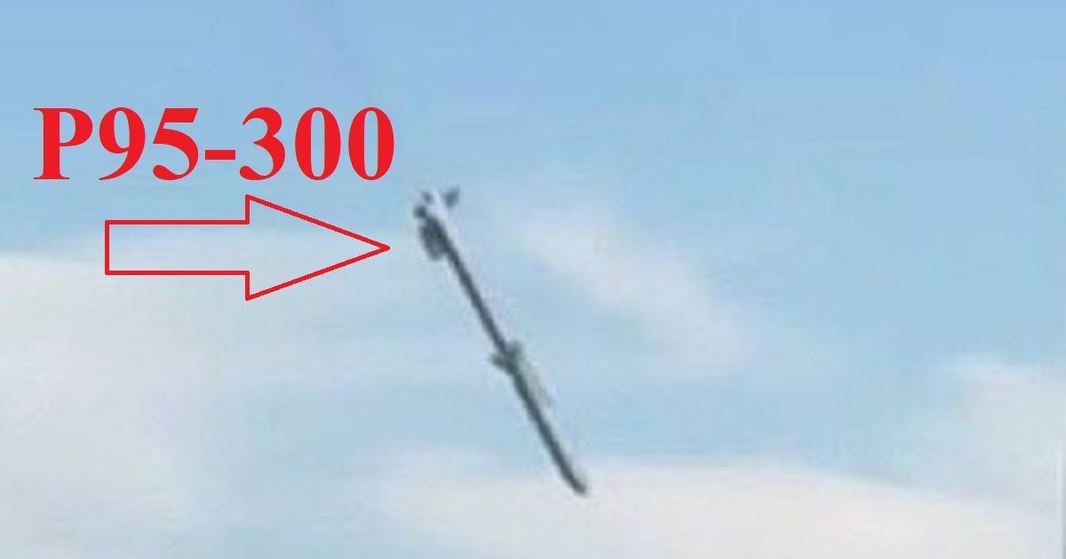 Російська ракета Х-101 у момент удару по "Охматдиту" / Фото: Facebook-сторінка Олександра Коваленка