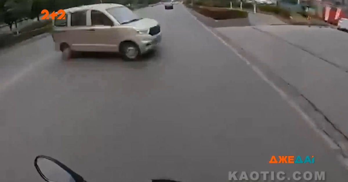В Китае водитель минивэна чуть не убил мотоциклиста из-за собственной невнимательности