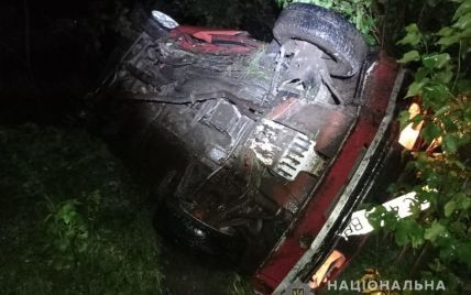 У Львівській області п'яний водій перекинувся на авто з двома 17-річними дівчатами: їх госпіталізували