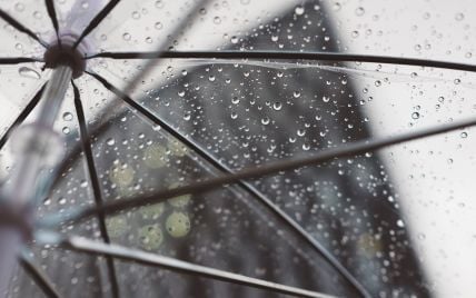 Прогноз погоди на вихідні: короткочасні дощі, грози та помірне тепло