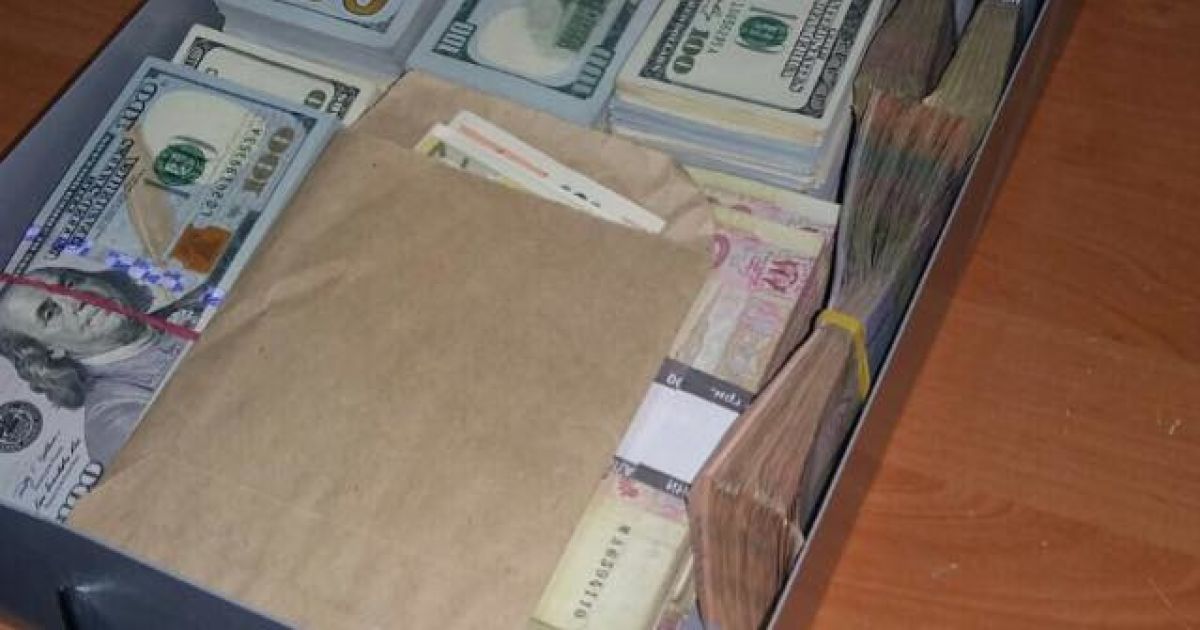У руководителя "Південьвійськбуд" обнаружили пачки денег в валюте