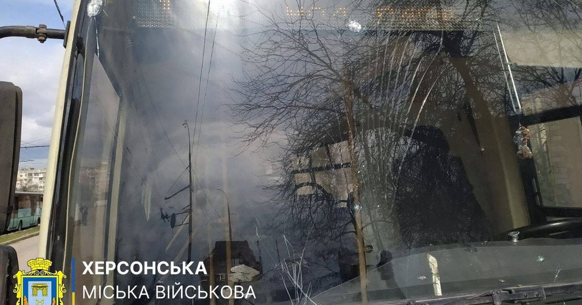 Російські війська атакували цивільний транспорт у Херсоні