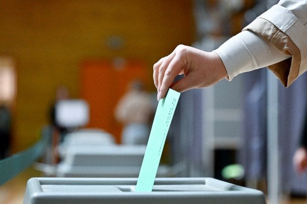 Зміна влади у Сербії та перший тур у Болгарії: що означають результати виборів для Європи та України
