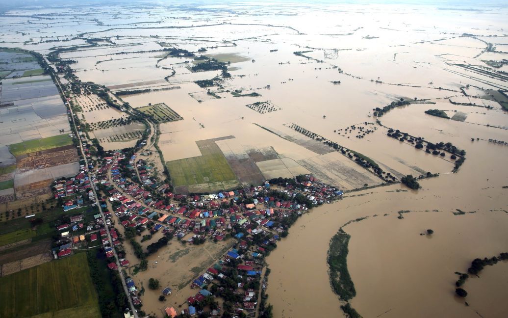 Общий вид вреда, причиненного тайфуном Коппу в Филиппинах. Тайфун унес жизни 58 человек, уничтожил дома и посевы, причинив ущерб на 141 млн долларов. Более 100 000 человек все еще находятся в приютах для эвакуированных. / © Reuters