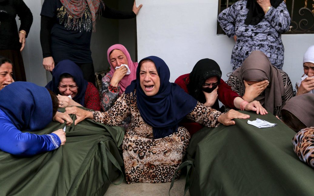 Женщины на похоронах оплакивают своих родственников, которых нашли мертвыми в заброшенном грузовике на дороге в Австрии в августе. Правоохранители обнаружили в машине тела 71 мигранта. / © Reuters