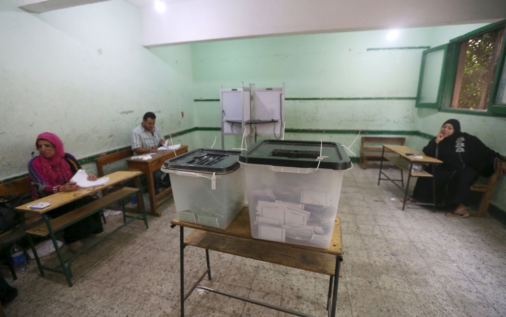 Пустой избирательный участок в Эль-Гиза, Египет. Премьер-министр Египта Шериф Исмаил сказал, что явка на парламентских выборах сейчас составляет лишь 15-16 процентов, но она должна увеличиться, поскольку работникам общественного сектора дали полтора дня выходных для голосования. / © Reuters