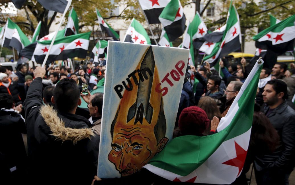 Демонстранты протестуют против военной операции России в Сирии перед российским посольством в Берлине, Германия. Начиная с 30 сентября, в результате авиаударов погибли более 870 сирийцев, сообщает оппозиция. / © Reuters