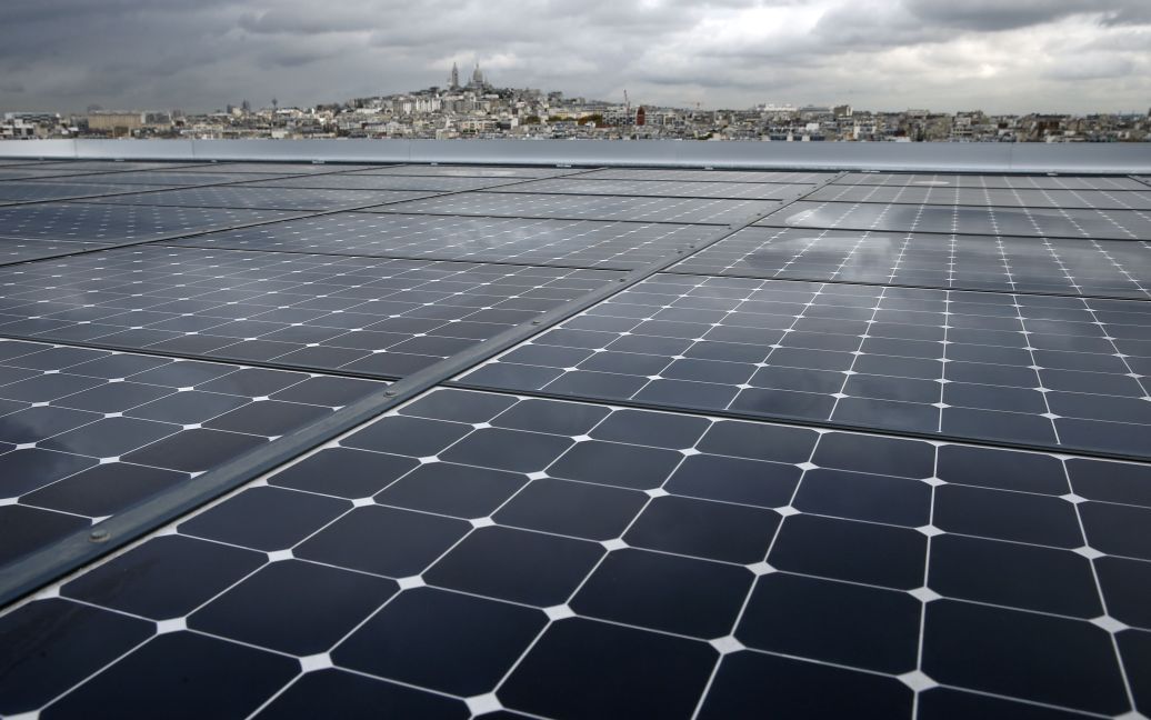 Общий вид показывает установленные солнечные панели в &laquo;эко-районе" Клиши-Батиньоль, одном из нескольких новых экологических разработок жилья с низким использования энергии и выбросов углерода. Этот "эко-район" находится в Париже, Франция. / © Reuters