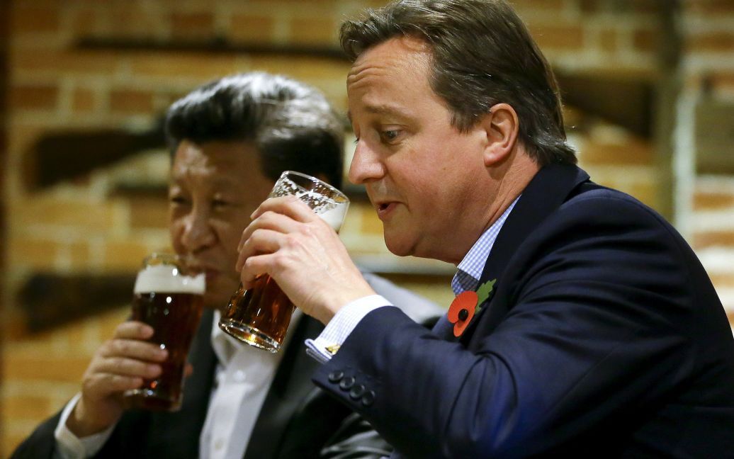 Премьер-министр Великобритании Дэвид Кэмерон выпил пинту пива с президентом Китая Си Цзиньпином в пабе. Президент Китая с государственным визитом посетил Великобританию. / © Reuters