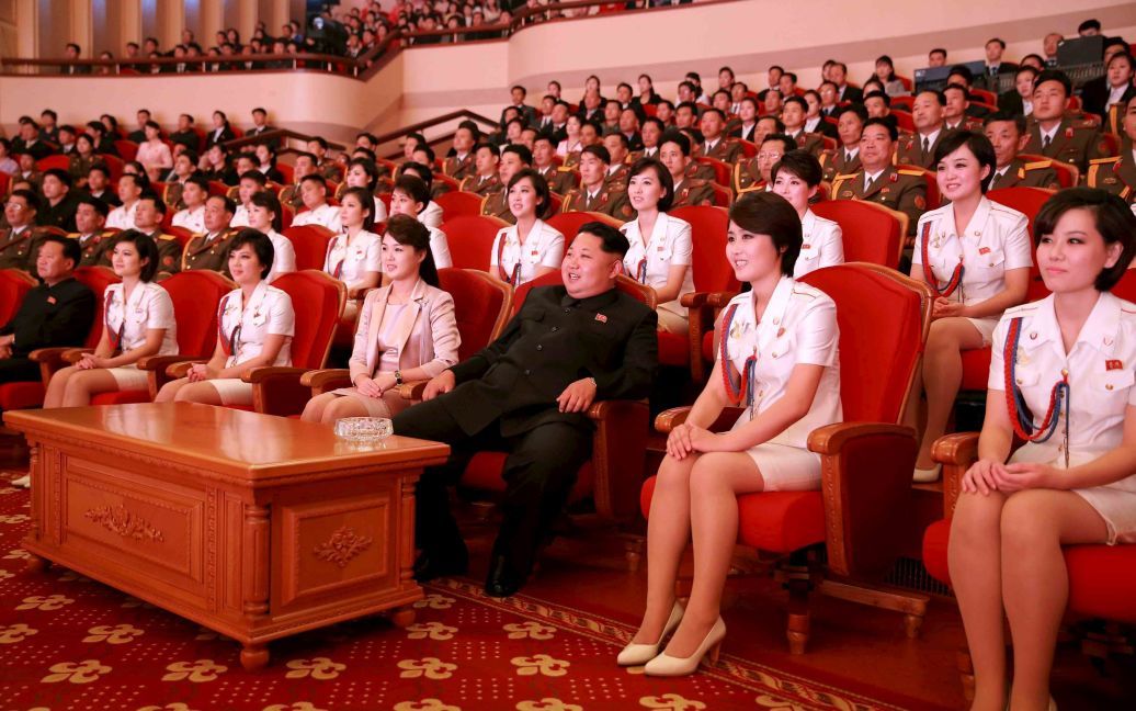 Северокорейский лидер Ким Чен Ын и его жена Ри Соль Чжу смотрят концерт группы Chongbong Band. Фото, сделанное во время празднования 70-й годовщины основания Трудовой партии Кореи, обнародовано государственным новостным агентством КНДР. / © Reuters