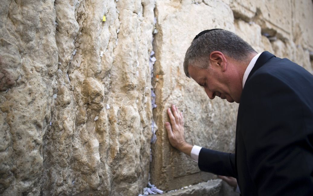 Мэр Нью-Йорка Де Блазио касается Стены Плача во время визита Старого города Иерусалима. / © Reuters