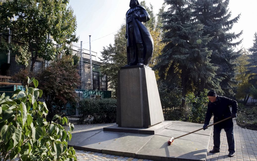 Работник метет листья на памятнике Дарту Вейдеру из "Звездных войн", который был перестроен из статуи основателя СССР Владимира Ленина в Одессе. / © Reuters