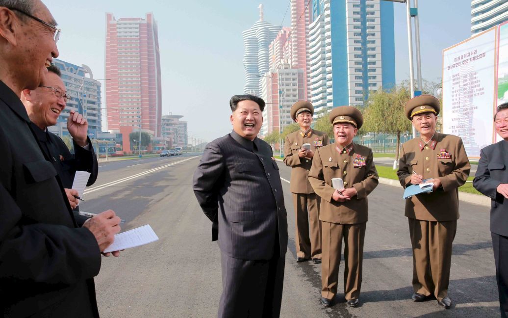 Центральное телеграфное агентство КНДР обнародовало фото лидера Северной Кореи Ким Чен Ына, который проинспектировал завершенную новую улицу в Пхеньяне. / © Reuters