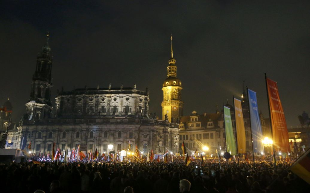 Люди собираются на анти-иммиграционную демонстрацию, организованную правым движением Патриоты Европы против исламизации Запада в Дрездене. Активисты провели митинг в честь первой годовщины создания организации. / © Reuters
