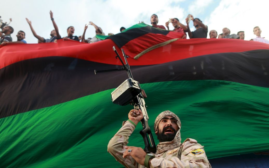 Один из членов военного формирования защищает демонстрацию против кандидатов в правительство национального единства, предложенных посланником ООН в Ливии Бернардино Леоном. Акция протеста состоялась в Бенгази 23 октября. / © Reuters