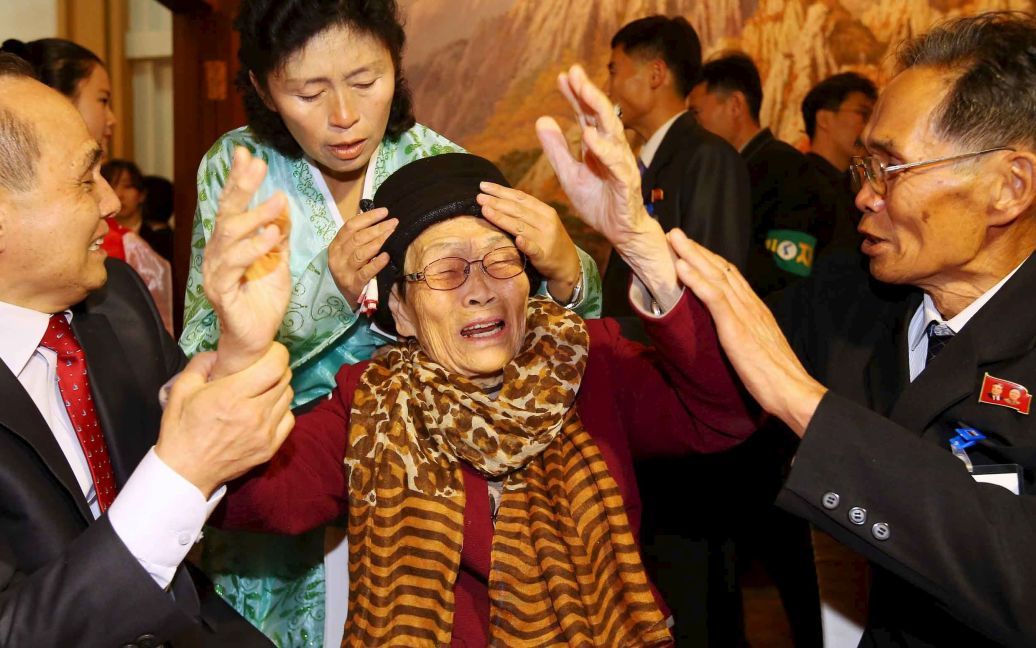 Женщина из Южной Кореи танцует со своим сыном, который живет в КНДР, во время встречи разделенных семей на курорте Кымган, Северная Корея. Почти 400 южнокорейцев пересекли границу, чтобы соединиться с членами своих семей, с которыми они расстались в результате Корейской войны 1950-53 годов. / © Reuters