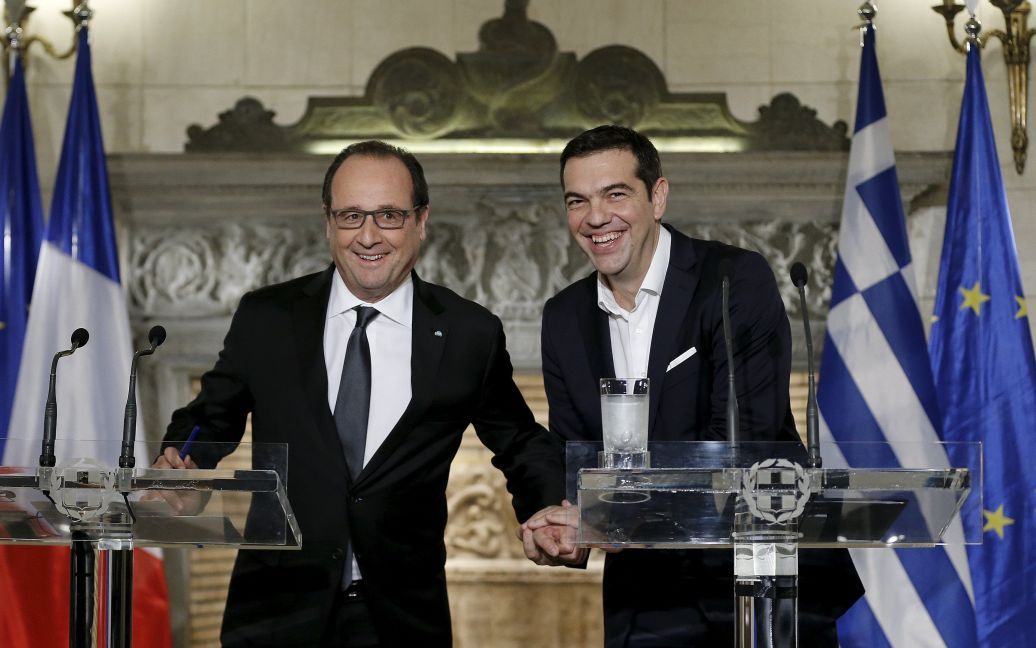 Премьер-министр Греции Алексис Ципрас и президент Франции Франсуа Олланд пожимают друг другу руки на пресс-конференции в Афинах. / © Reuters
