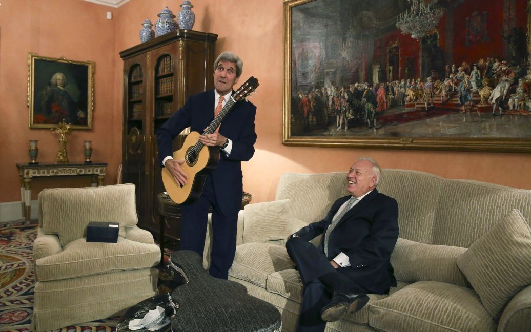 Госсекретарь США Джон Керри позирует с гитарой, которую ему подарил министр иностранных дел Испании Хосе Мануэль Гарсия-Maргалло, во время встречи в Министерстве иностранных дел в Мадриде. / © Reuters