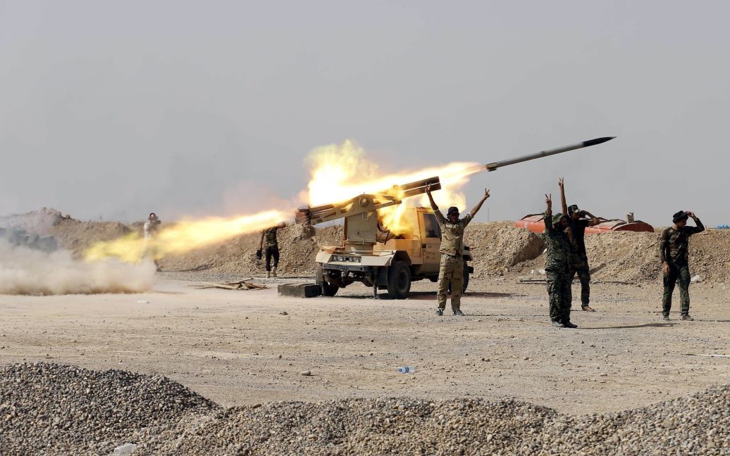 Шиитские ополченцы запускают ракету по позициям боевиков "Исламского государства" в Байджи, в 190 км к северу от Багдада. Иракские военные и шиитские ополченцы заявили, что вернули под свой контроль большую часть крупнейшего в стране нефтеперерабатывающего завода, который удерживали террористы ИГИЛ. / © Reuters
