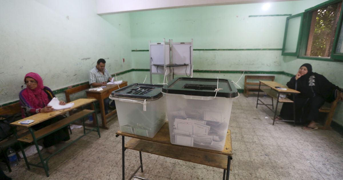 Порожня виборча дільниця в Ель-Гіза, Єгипет. Прем&#039;єр-міністр Єгипту Шериф Ісмаїл сказав, що явка на парламентських виборах наразі становить лише 15-16 відсотків, але вона має збільшитися, оскільки працівникам громадського сектору дали півтора дні вихідних для голосування. / © Reuters