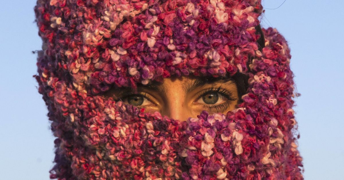 Женщина из Сирии ждет, когда она сможет пересечь границу с Хорватией в районе села Беркасово, Сербии. Накануне Хорватия открыла границу для беженцев. / © Reuters