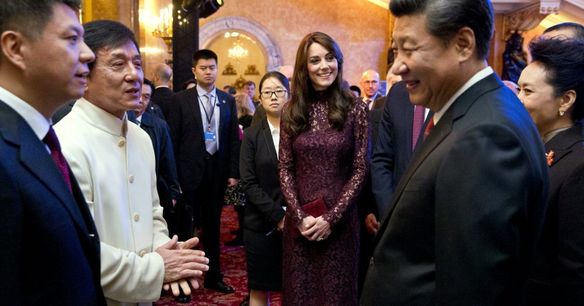 Президент Китая Си Цзиньпин говорит с актером Джеки Чаном во время творческого отраслевого события в Ланкастер-Хаусе в Лондоне, Великобритания. Президент Китая с женой находятся с государственным визитом в Великобритании. / © Reuters