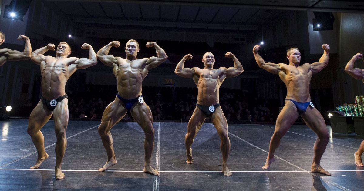 Мужчины участвуют в Кубке Беларуси по бодибилдингу и фитнесу в Минске. / © Reuters