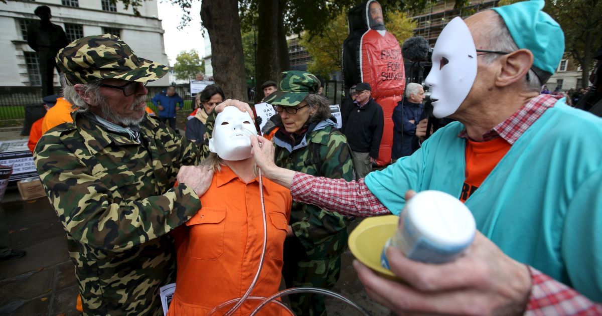 Активисты проводят акцию поддержки Шейкер Аамера, последнего британского заключенного в американской тюрьме Гуантанамо. 46-летний Шейкер Аамер, уроженец Саудовской Аравии и гражданин Великобритании, находится в Гуантанамо более 11 лет без предъявления обвинений. В 2007 году США заявили, что у них нет доказательств причастности заключенного к террористической деятельности. Его жена и трое детей проживают в Лондоне, видеться с Аамером им не разрешается. 24 октября был 5000-й день пребывания Аамера в Гуантанамо. / © Reuters