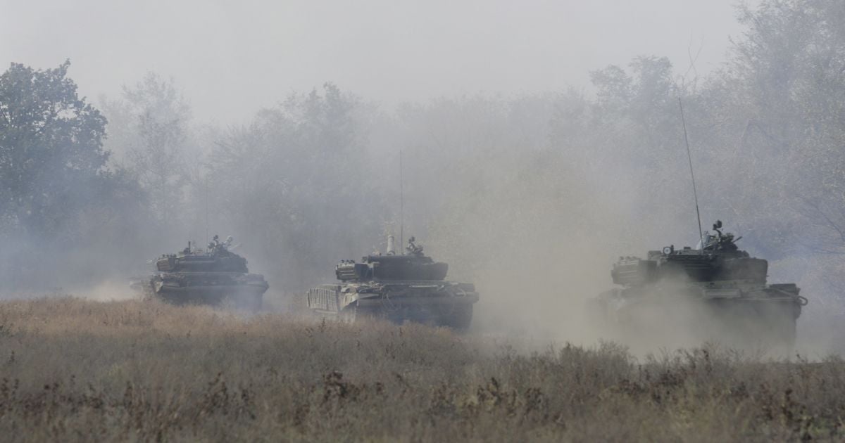 Бойовики під наглядом представників ОБСЄ відводять танки. / © Reuters