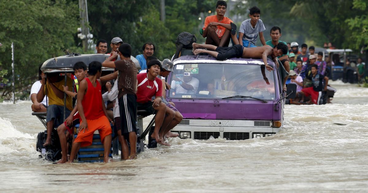 Тайфун Коппу обрушился на Филиппины.