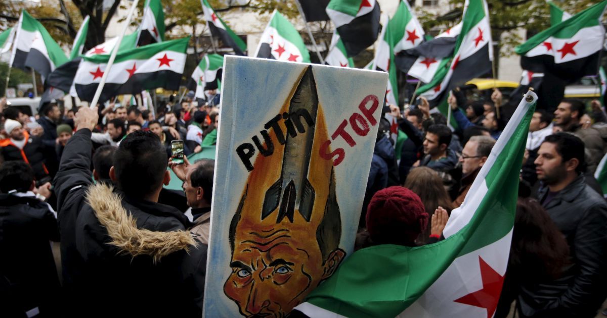 Демонстранты протестуют против военной операции России в Сирии перед российским посольством в Берлине, Германия. Начиная с 30 сентября, в результате авиаударов погибли более 870 сирийцев, сообщает оппозиция.