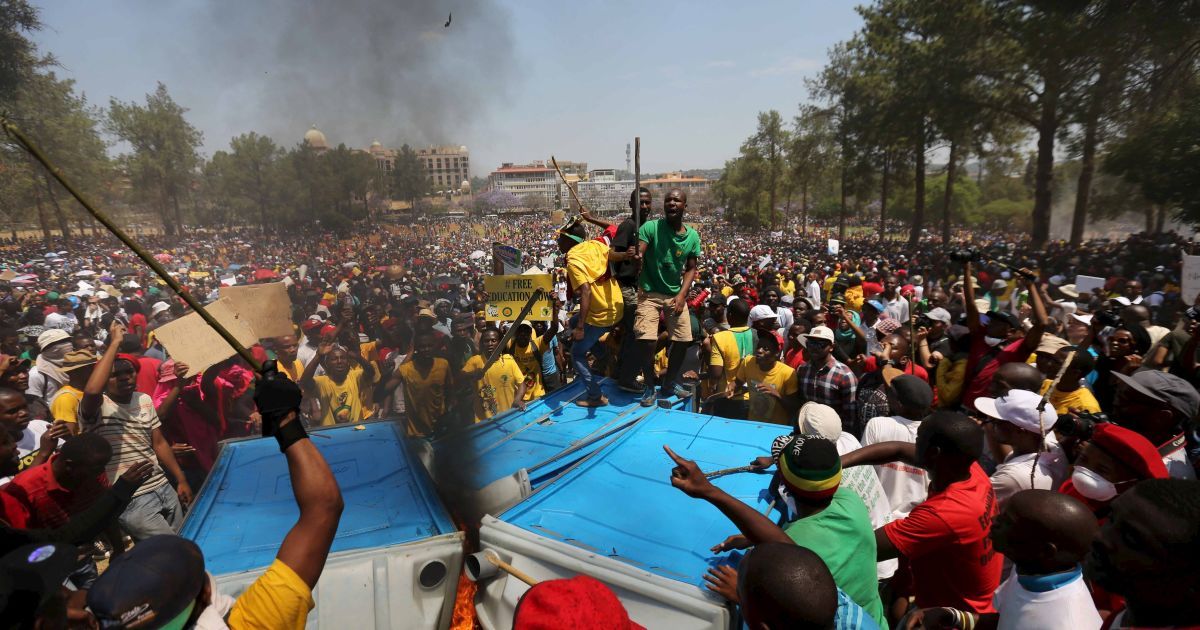 Протестующие скандируют лозунги во время акции протеста против запланированного увеличения платы за обучение в Южно-Африканской Республике. 23 октября полиция применила шумовые гранаты и водометы, чтобы разогнать демонстрантов. / © Reuters