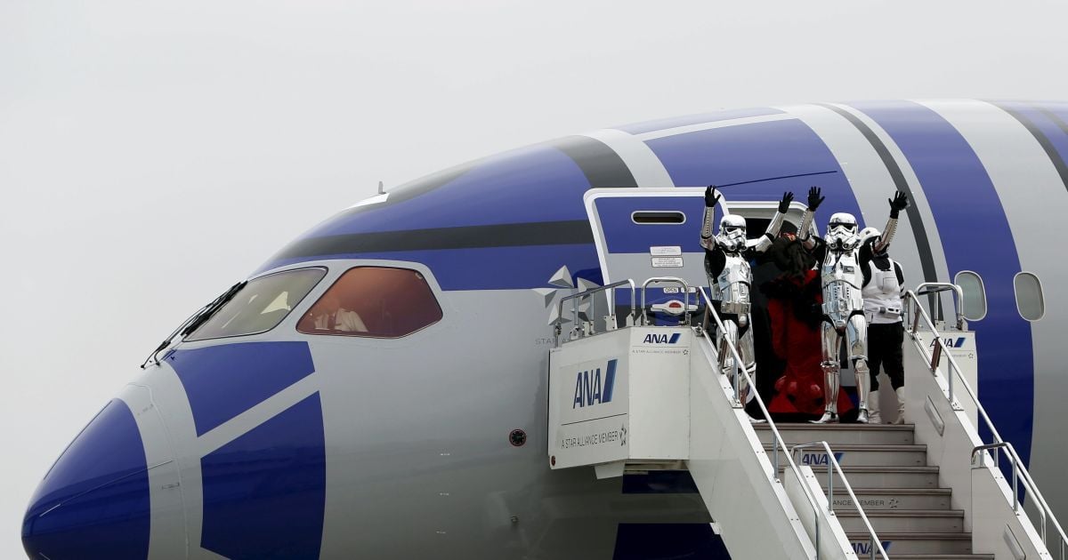 Косплееры, одетые как штурмовики из &laquo;Звездных войн&raquo;, на борту самолета All Nippon Airways во время встречи фанатов фильма в Международном аэропорту Ханеда в Токио, Япония. / © Reuters