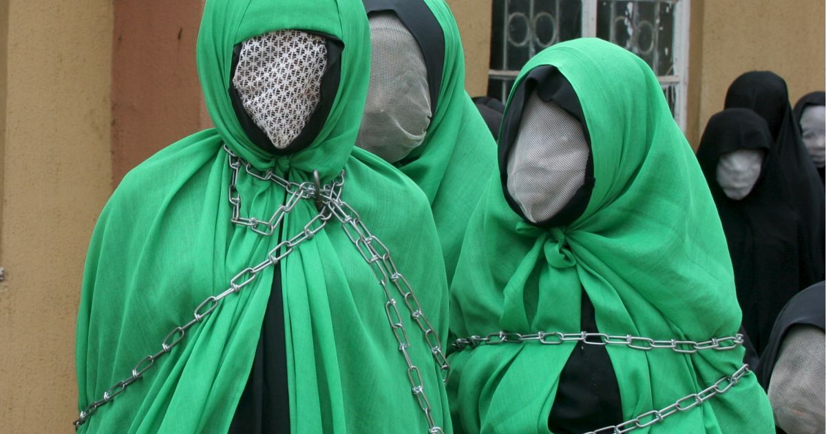 Члены шиитской религиозной секты в нигерийском городе Кадуна приковали себя во время празднования Ашура. Этот праздник отмечается в память о гибели имама Хусейна, внука пророка Мухаммеда, который был убит в битве при Кербеле в 7 веке. / © Reuters