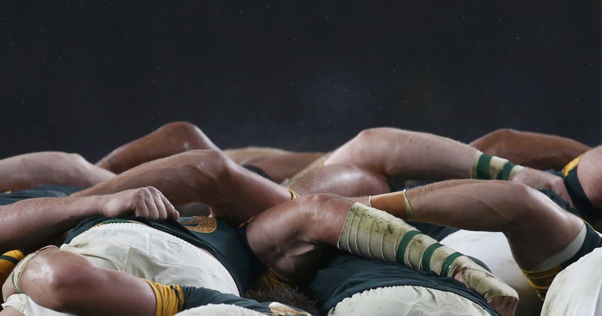 Игроки сборных Южной Африки и Новой Зеландии во время схватки в полуфинальном матче Кубка мира по регби в Лондоне, Великобритания. / © Reuters