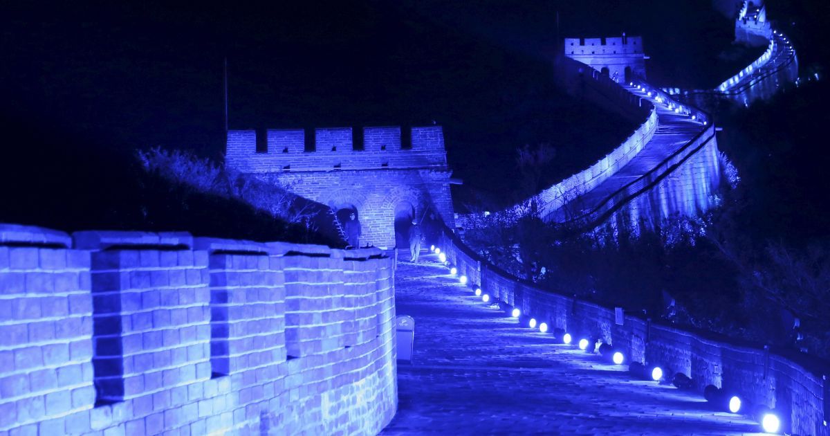 Великая Китайская стена светится синим. Таким образом отметили 70-летие Организации Объединенных Наций в Пекине, Китай. / © Reuters