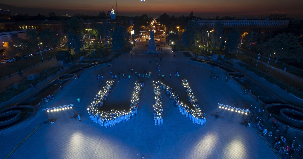 Студенты образуют знак ООН на митинге в честь 70-й годовщины Организации Объединенных Наций в Алматы, Казахстан. / © Reuters