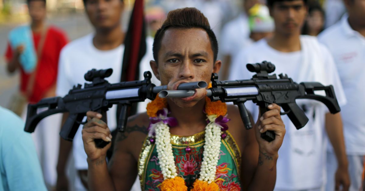 Член китайской общины в Таиланде во время празднования Вегетарианского фестиваля в Пхукете. На острове проходит фестиваль, во время которого местные китайцы воздерживаются от мяса и наносят себе увечья. Они верят, что таким образом привлекут к себе милость богов. / © Reuters