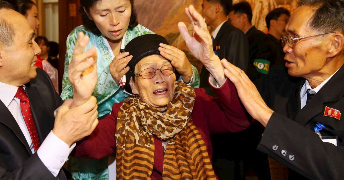 Женщина из Южной Кореи танцует со своим сыном, который живет в КНДР, во время встречи разделенных семей на курорте Кымган, Северная Корея. Почти 400 южнокорейцев пересекли границу, чтобы соединиться с членами своих семей, с которыми они расстались в результате Корейской войны 1950-53 годов. / © Reuters