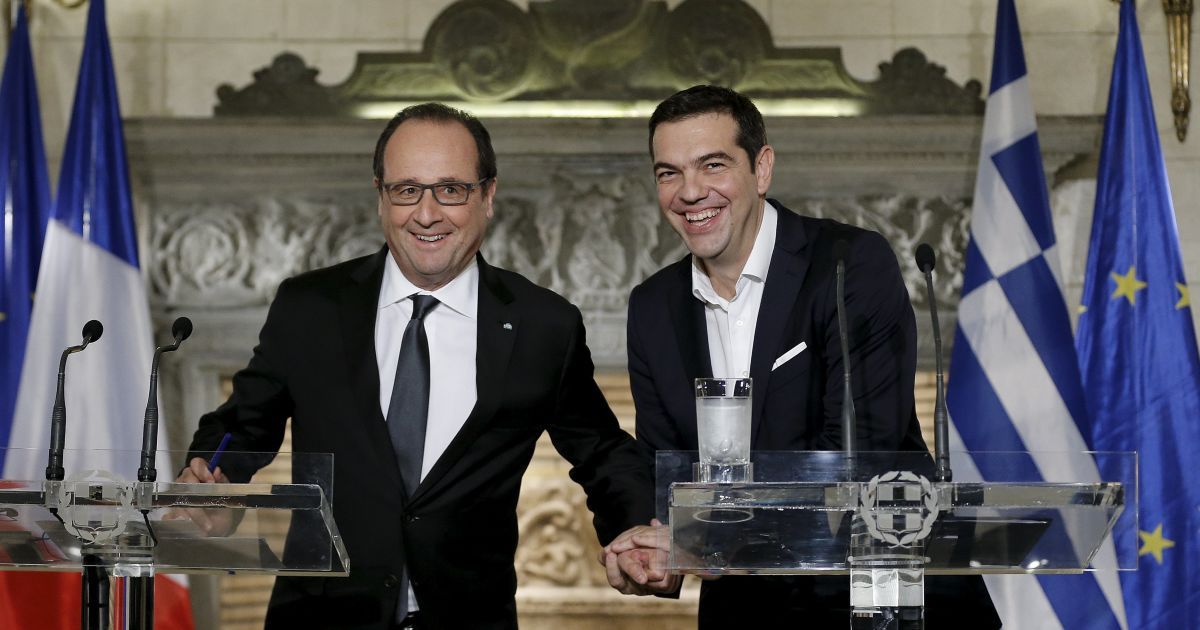 Премьер-министр Греции Алексис Ципрас и президент Франции Франсуа Олланд пожимают друг другу руки на пресс-конференции в Афинах. / © Reuters