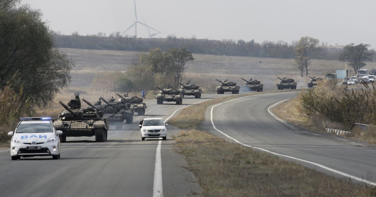 Бойовики під наглядом представників ОБСЄ відводять танки. / © Reuters