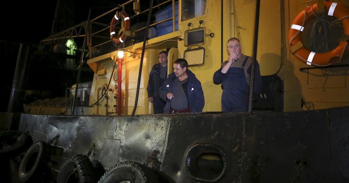 Спасатели ищут погибших во время аварии катера "Иволга" в Затоке. В результате трагедии погибли 12 человек, но поиски пропавших без вести продолжаются. / © Reuters