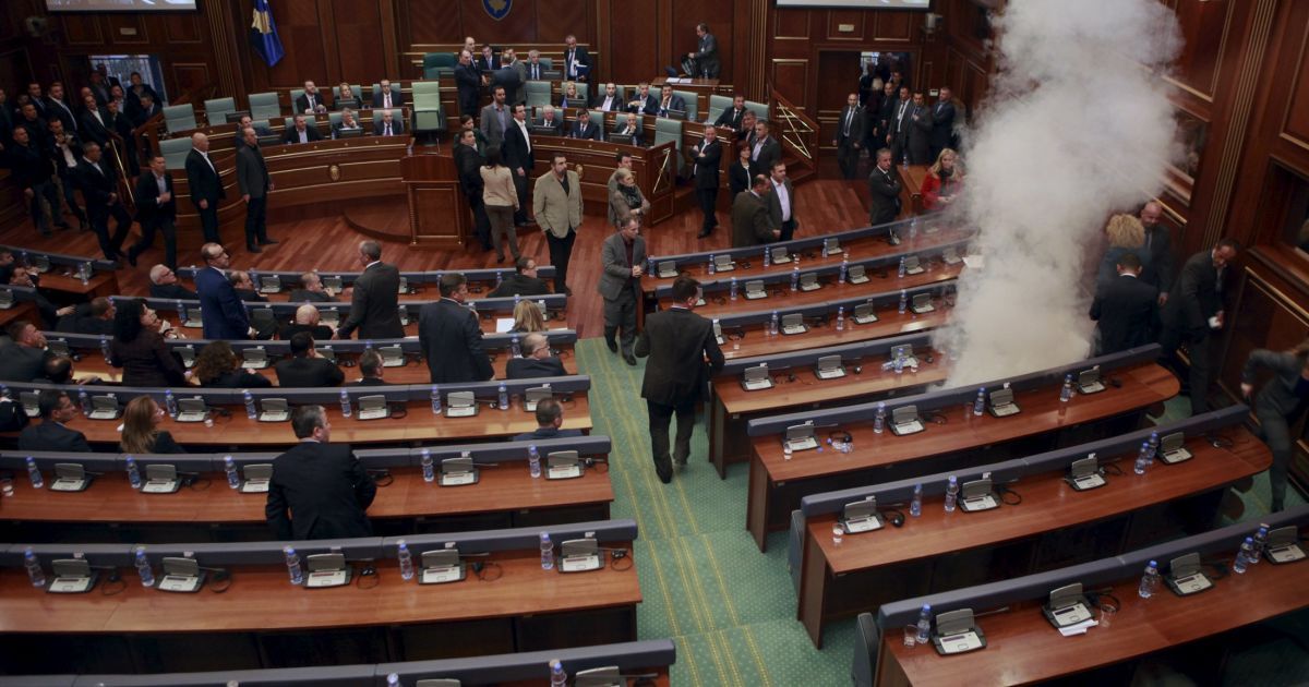 Оппозиционный депутат парламента Косово выпустил слезоточивый газ в зале заседаний. Таким образом оппозиционеры протестуют против соглашения с Сербией, заключенного под эгидой Евросоюза. Суть соглашения в предоставлении больших полномочий регионам, где большинство населения составляют сербы. / © Reuters