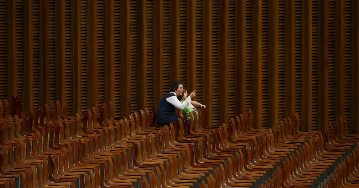 Женщина с ребенком посещает специальную аудиенцию Папы Римского Франциска, чтобы отметить 50-летие Архиерейского Синода в зале Павла VI в Ватикане. / © Reuters